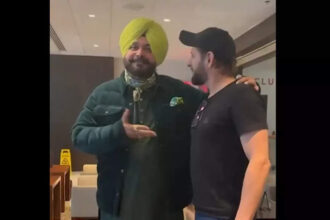 Watch: ‘Tumhare aise bande kahan chale gaye?’ – comments Navjot Singh Sidhu as he hugs Shahid Afridi in New York | Cricket News