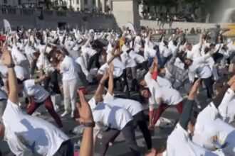 Watch: Over 700 people perform Yoga at London’s Trafalgar Square Watch: Over 700 people perform Yoga at London’s Trafalgar Square