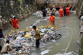 Kerala govt announces ₹10-lakh relief to mother of sanitation worker who drowned in Amayizhanjan Canal Kerala govt announces ₹10-lakh relief to mother of sanitation worker who drowned in Amayizhanjan Canal