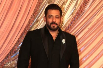 Salman Khan sets the stage on fire at Anant Ambani’s sangeet with electrifying performance, Ranveer Singh dances to No Entry track : Bollywood News Salman Khan sets the stage on fire at Anant Ambani’s sangeet with electrifying performance, Ranveer Singh dances to No Entry track : Bollywood News