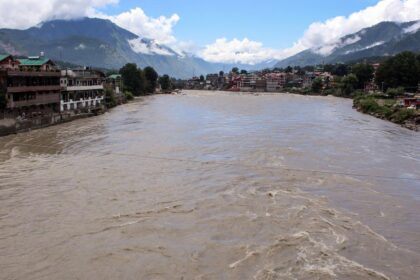 Heavy rains in Himachal Pradesh, landslides and flash floods block 288 roads