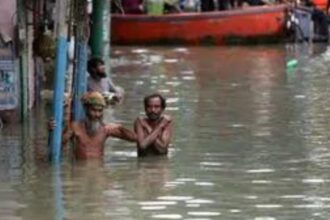 Bangladesh floods leave 71 dead, fears of waterborne disease rise