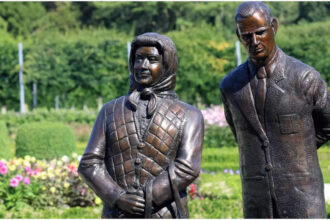 New sculpture of Queen Elizabeth II and Prince Philip divides netizens