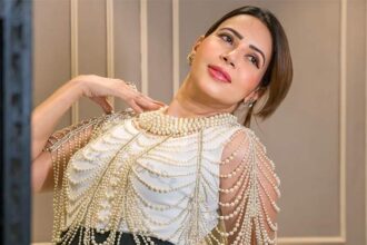 Actress-Influencer Rozlyn Khan files complaint against her own building residents at Oshiwara police station : Bollywood News