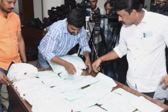 Redsander logs seized from Somasila area of Nellore, five smugglers arrested