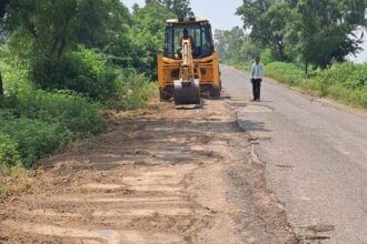 Road repair, filling of potholes begins in Kalaburagi