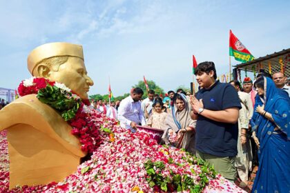 Political leaders pay tribute to Mulayam Singh Yadav on birth anniversary