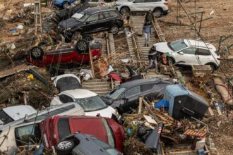 Spain flood deaths top 200, hopes fade for missing