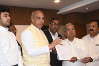 Farmers, various groups led by BJP leaders submit representations to waqf bill JPC chairman in Hubballi