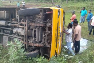 Class 5 student injured as school van overturns in Tirupattur 