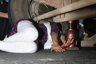 Bandi Sanjay comes to the aid of a woman stuck under a lorry