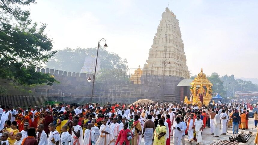 Srisailam: Swarnarathotsavam enthrals devotees – The Hindu