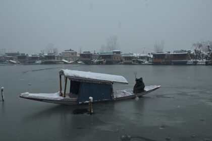 Heavy snowfall disrupts life in Kashmir; Flights and rail services suspended, Jammu-Srinagar highway closed