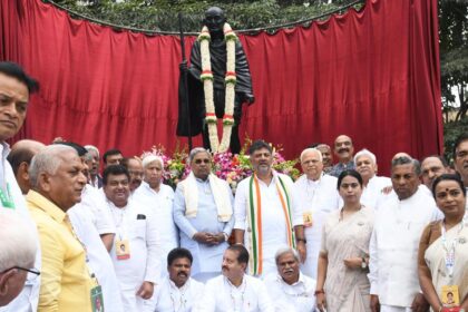 Karnataka CM unveils statue of Mahatma Gandhi in Belagavi 
