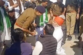 Rakesh Tikait detained by Aligarh Police on way to Greater Noida for farmers’ protest