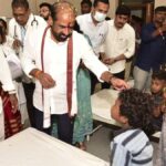 Distribute spectacles among school students, Health Minister tells officials