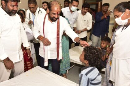 Distribute spectacles among school students, Health Minister tells officials