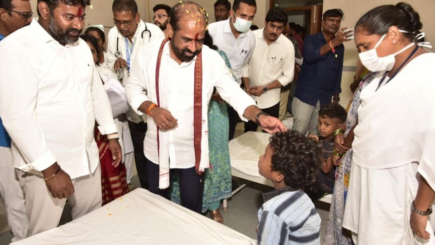 Distribute spectacles among school students, Health Minister tells officials